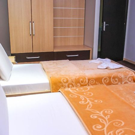 Hotel Vila Aeroport Ринас Экстерьер фото