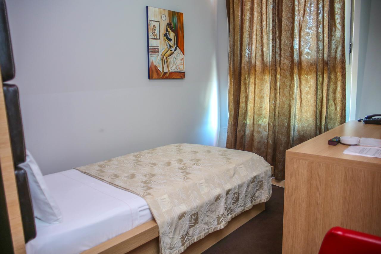 Hotel Vila Aeroport Ринас Экстерьер фото