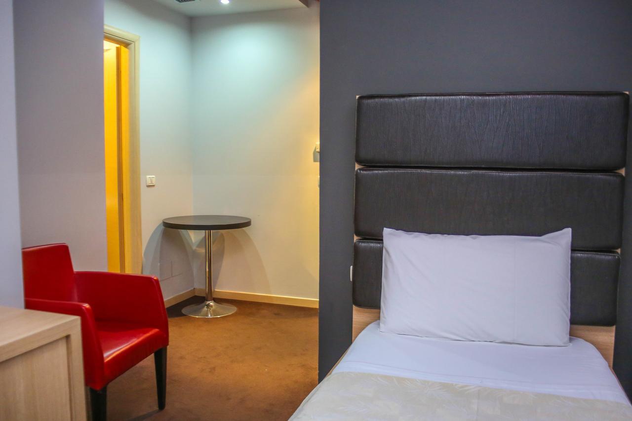 Hotel Vila Aeroport Ринас Экстерьер фото