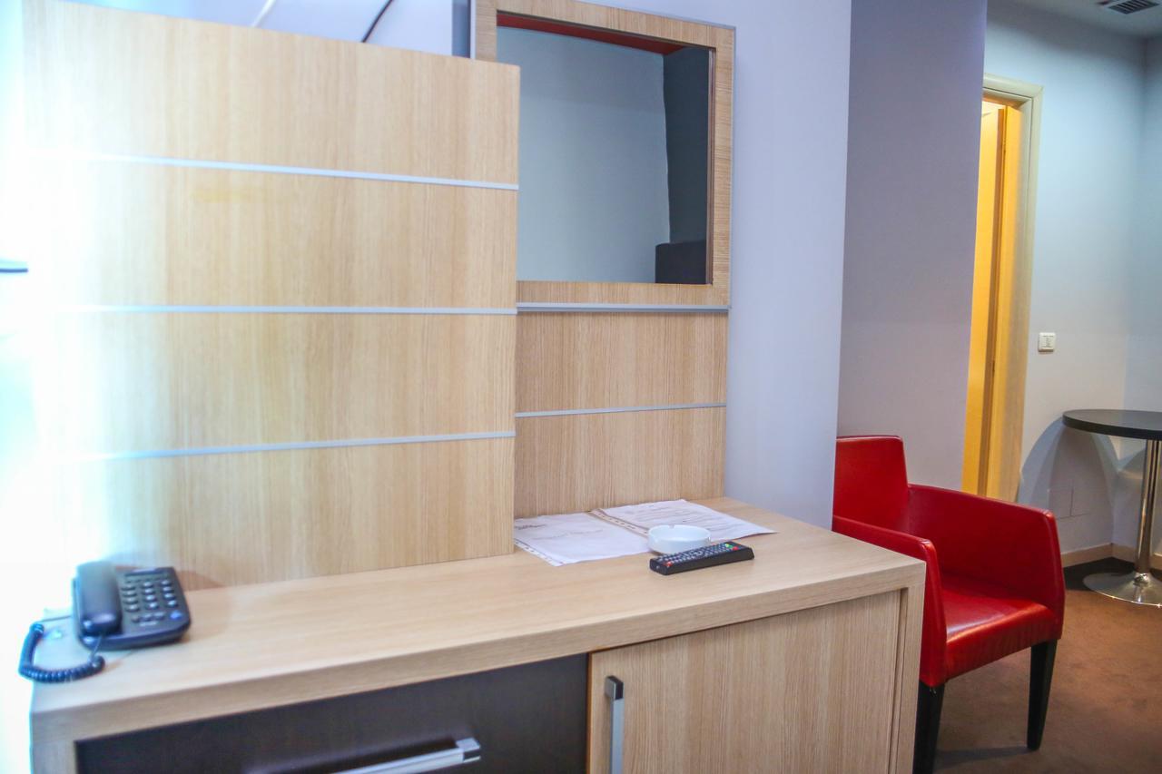 Hotel Vila Aeroport Ринас Экстерьер фото