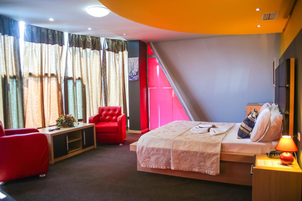 Hotel Vila Aeroport Ринас Экстерьер фото
